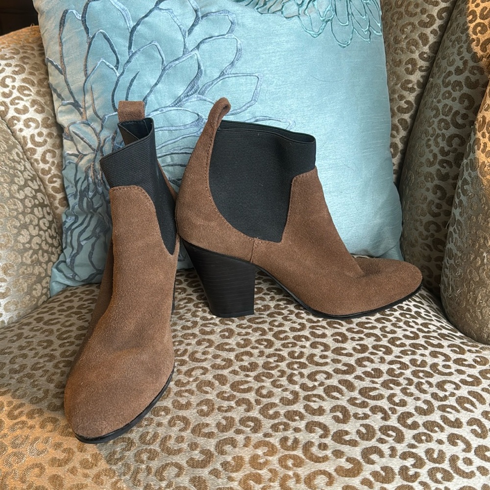 EUC brown suede chunky heel pull-on ankle boots with elastic gores